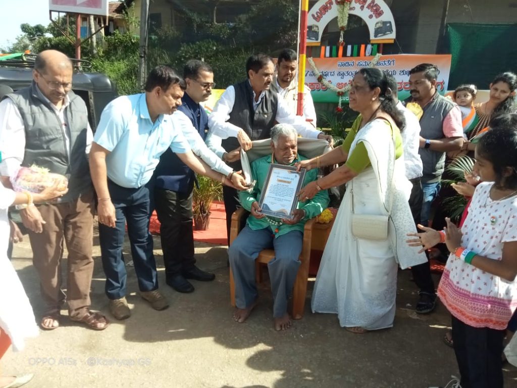 *ರೋಟರಿ ವುಡ್ಸ್ ನಿಂದ ಹಿರಿಯ ಆಟೋ ಚಾಲಕ ಬಡೇಸಾಬ್ ಗೆ ಗೌರವ*
