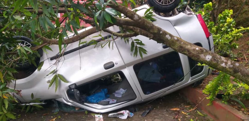 *ಮನೆಯಂಗಳಕ್ಕೆ ಉರುಳಿ ಬಿದ್ದ ಕಾರು*