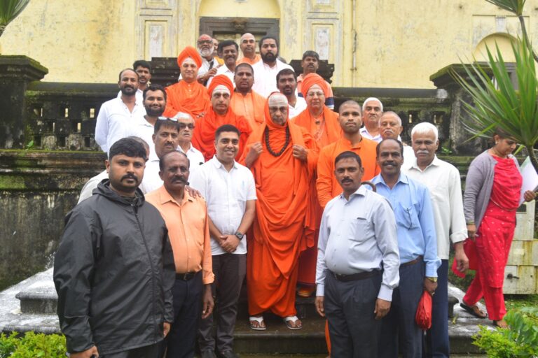 *ರಾಜರ ಗದ್ದುಗೆ ಹಾಗೂ ಕೋಟೆಗೆ ಸುತ್ತೂರು ಮಠದ ಶ್ರೀ ಶಿವರಾತ್ರಿ ದೇಶಿಕೇಂದ್ರ ಮಹಾ ಸ್ವಾಮೀಜಿ ಭೇಟಿ*